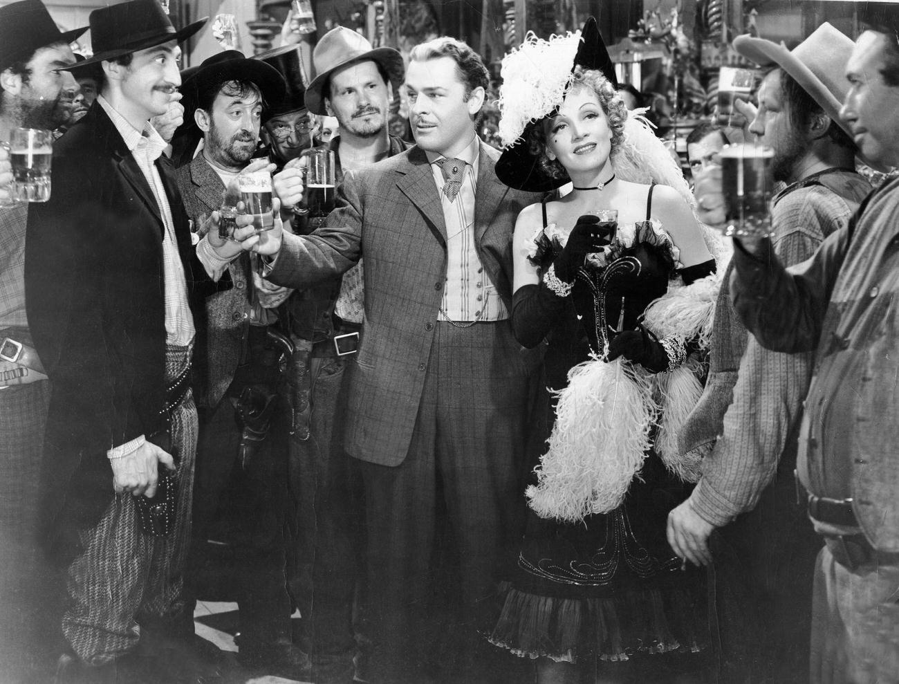 Marlene Dietrich With George Marshall, Darsteller: Marlene Dietrich, Charles Winninger, Brian Donlevy, Mischa Auer, And Jack Carson