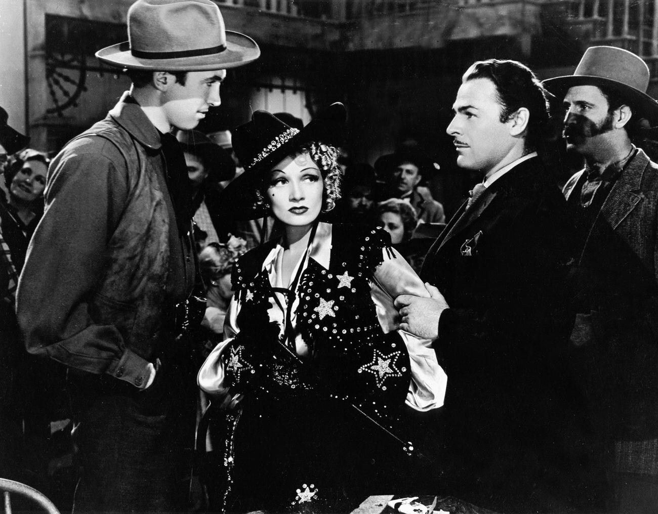 Marlene Dietrich, James Stewart, Brian Donlevy.