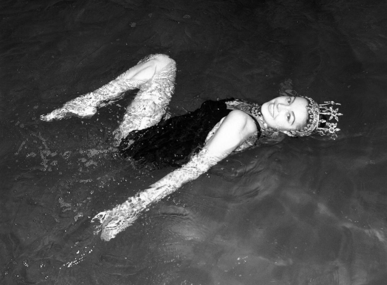 Esther Williamsrehearsing In The Water At Wembley Pool For Her Forthcoming Aqua Show.