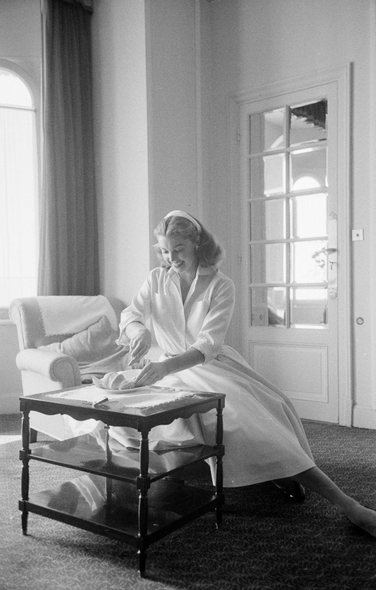 Esther Williams Smiling And Cutting An Orange In Her Carlton Hotel Suite