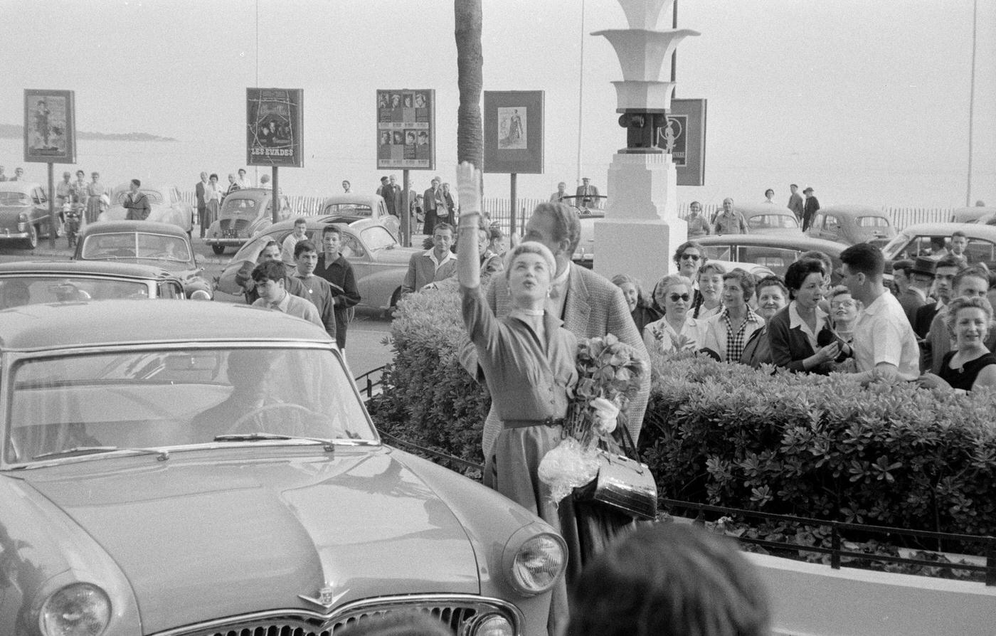 Esther Williams Smiling And Holding A Bouquet Of Roses As She Arrives At The Carlton Hotel At 8Th Cannes Film Festival 1955
