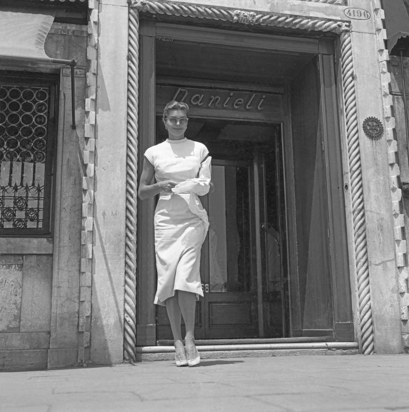 Esther Williams, Wearing A Dress And Sunglasses, Portrayed While Getting Out The Hotel Danieli, Venice 1957.