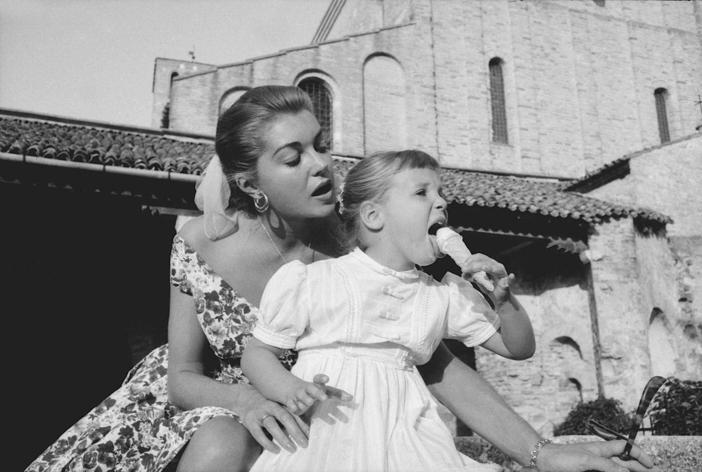 Esther Williams Watching A Little Girl Eating Ice Cream During The Xviii Venice International Film Festival. Venice, 1957
