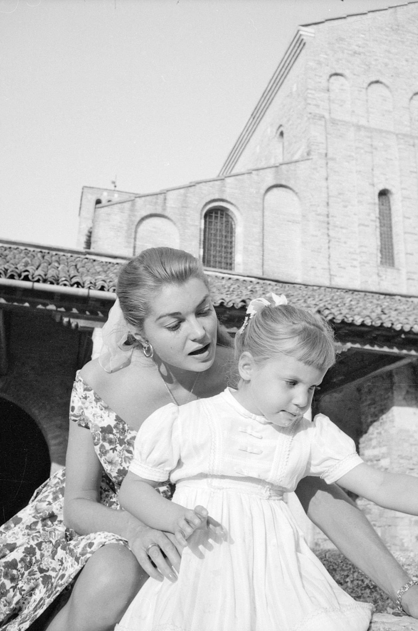 Esther Williams With A Little Girl During The Xviii Venice International Film Festival. Venice, 1957
