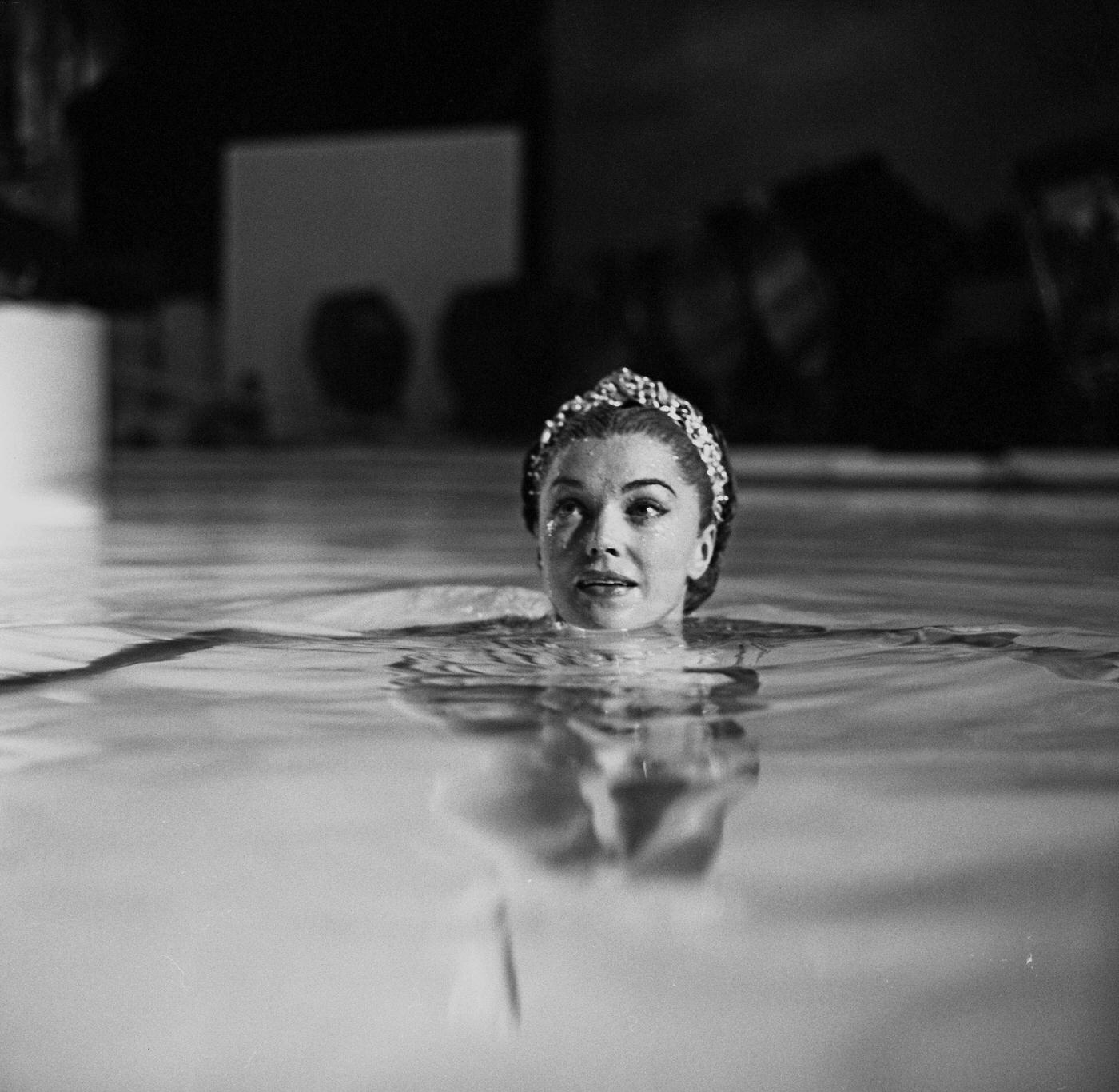 Esther Williams On The Set Of Jupiter'S Darling Filmed In The Pool Specially Construced For Her In Stage 30 On The Mgm Lot In 1955 In Culver City, California.