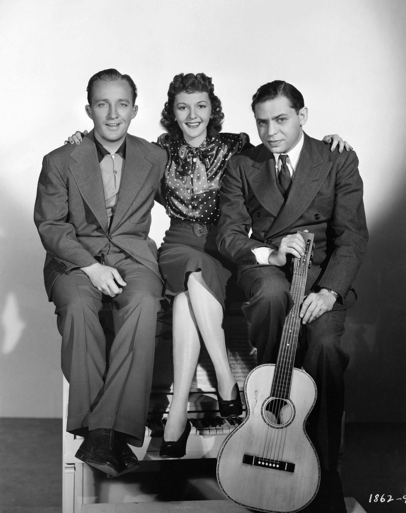 Mary Martin With The Cast Of Rhythm On The River. Bing Crosby, And Oscar Levant Sit Together During A Publicity Shoot For The 1940 Film Rhythm On The River.