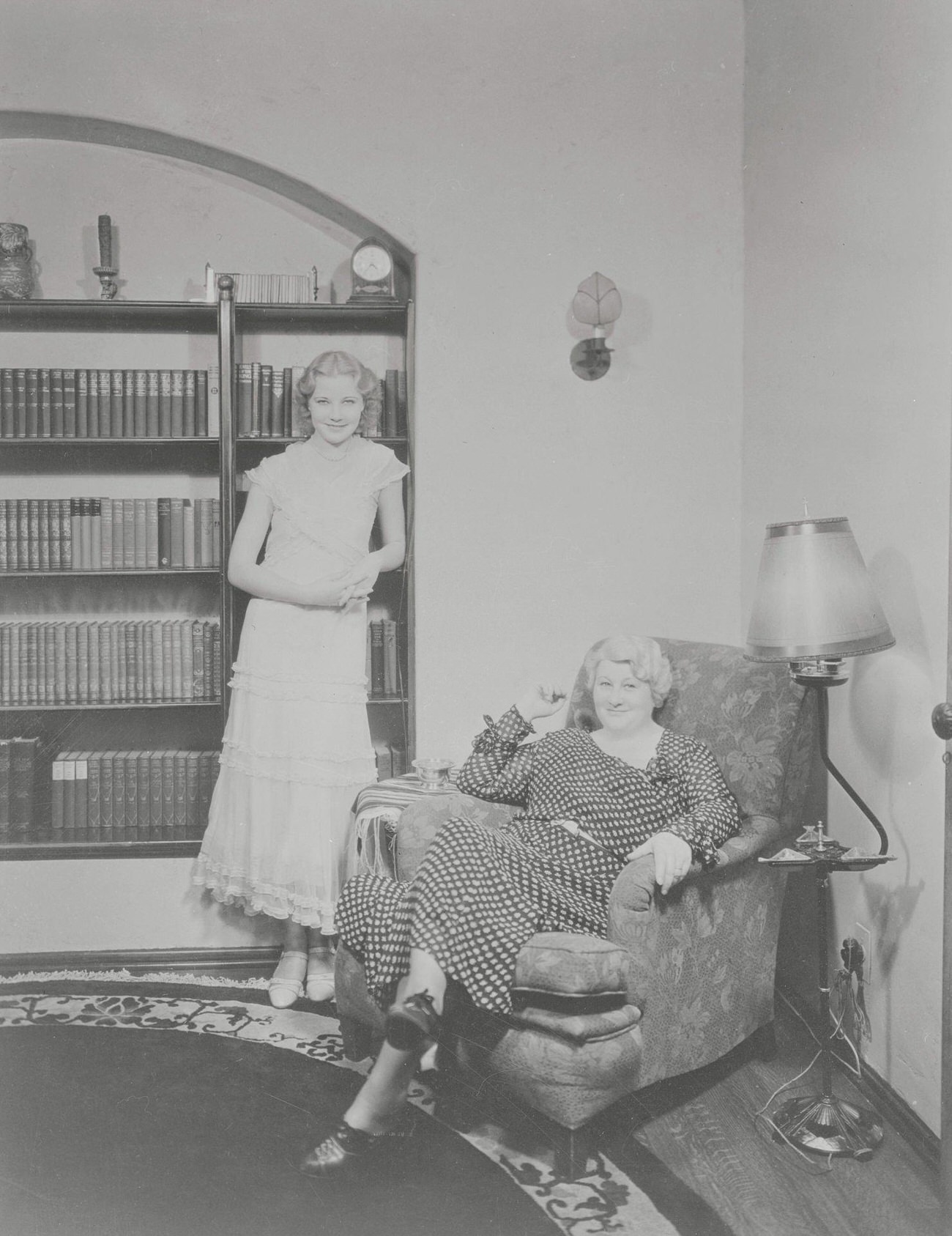 Una Merkel With Her Mother In Her Home In Beverly Hills