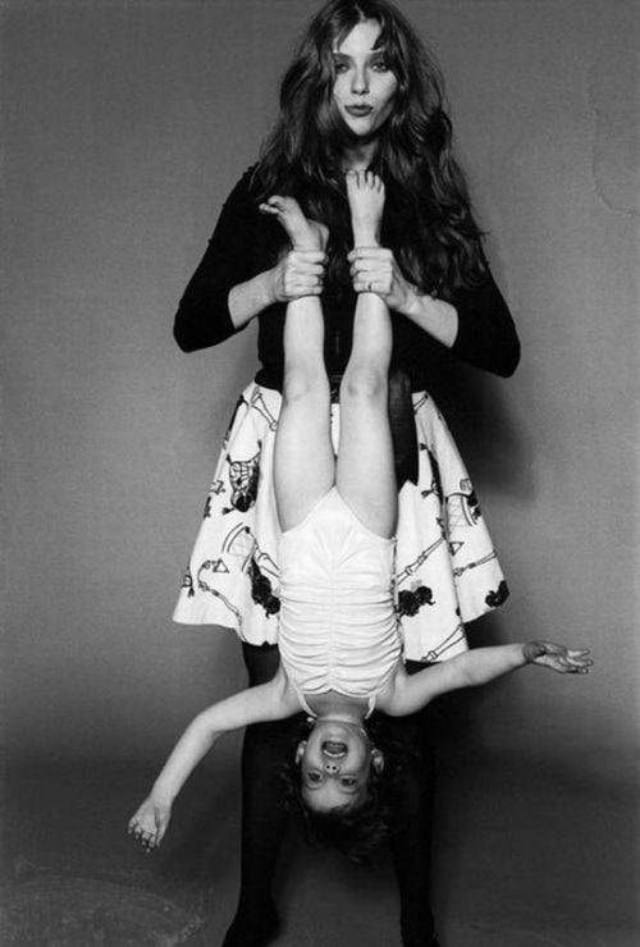 Beautiful Photos Of Bebe Buell With Her 3-Year-Old Daughter Liv Tyler, 1980