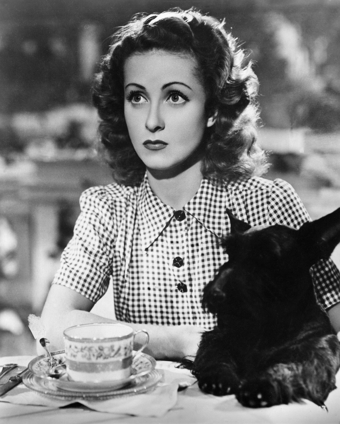 Danielle Darrieux - In Dem Film &Amp;Quot;Diebe Und Liebe&Amp;Quot;