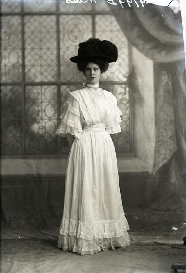 Miss E Harris, 1908
