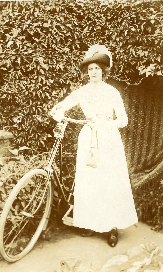 The Crowning Glory: The Extravagant Hat Fashion Of The Edwardian Era'S Women