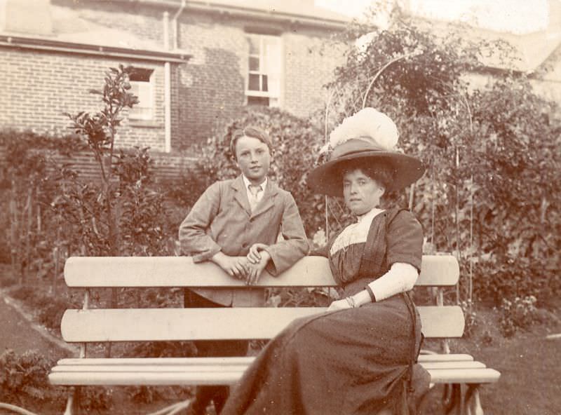 The Crowning Glory: The Extravagant Hat Fashion Of The Edwardian Era'S Women
