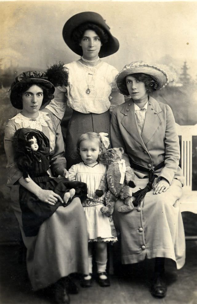 The Crowning Glory: The Extravagant Hat Fashion Of The Edwardian Era'S Women