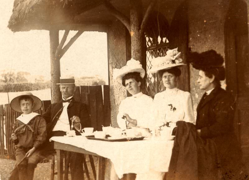 The Crowning Glory: The Extravagant Hat Fashion Of The Edwardian Era'S Women