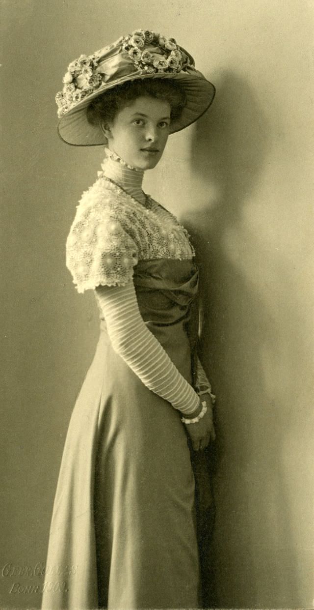 The Crowning Glory: The Extravagant Hat Fashion Of The Edwardian Era'S Women