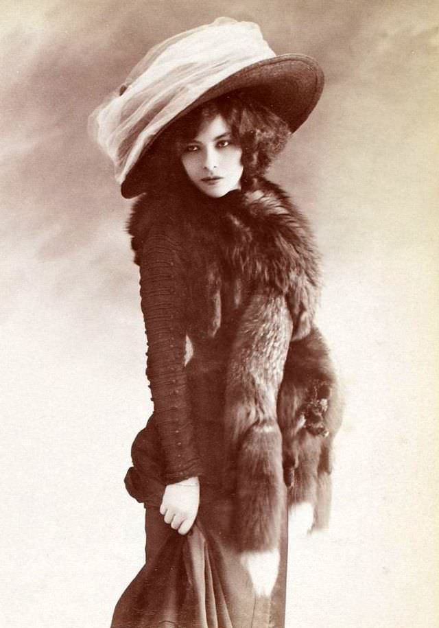 The Crowning Glory: The Extravagant Hat Fashion Of The Edwardian Era'S Women