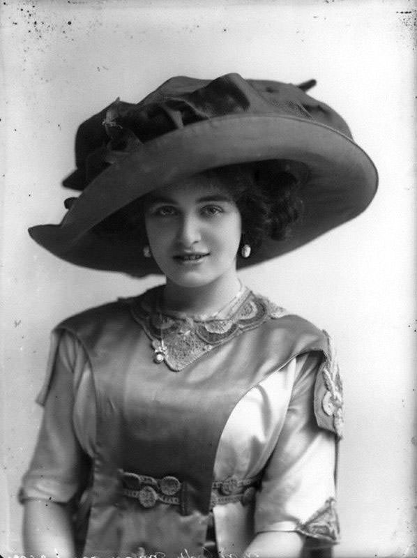 The Crowning Glory: The Extravagant Hat Fashion Of The Edwardian Era'S Women