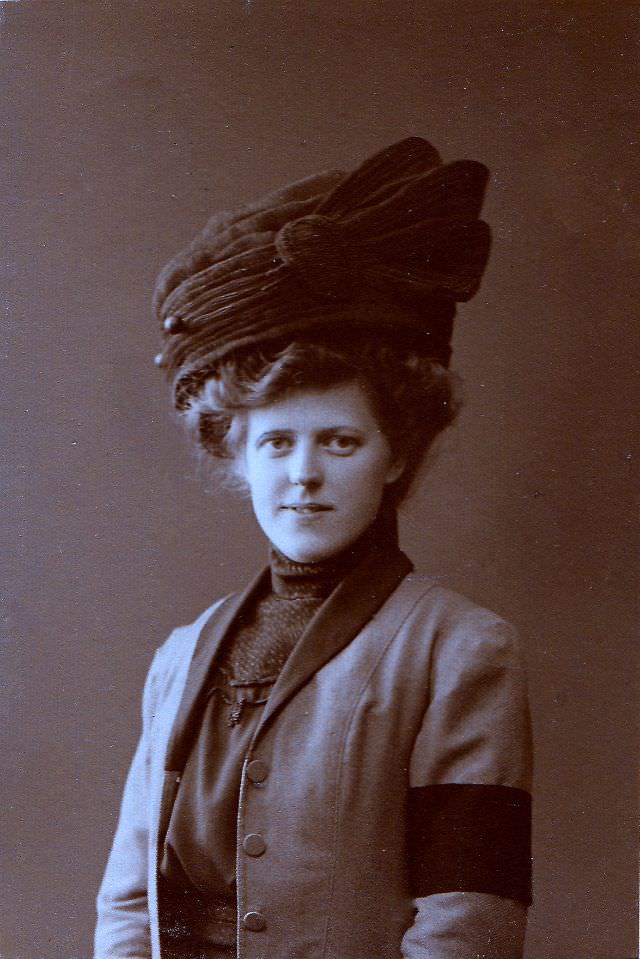 The Crowning Glory: The Extravagant Hat Fashion Of The Edwardian Era'S Women