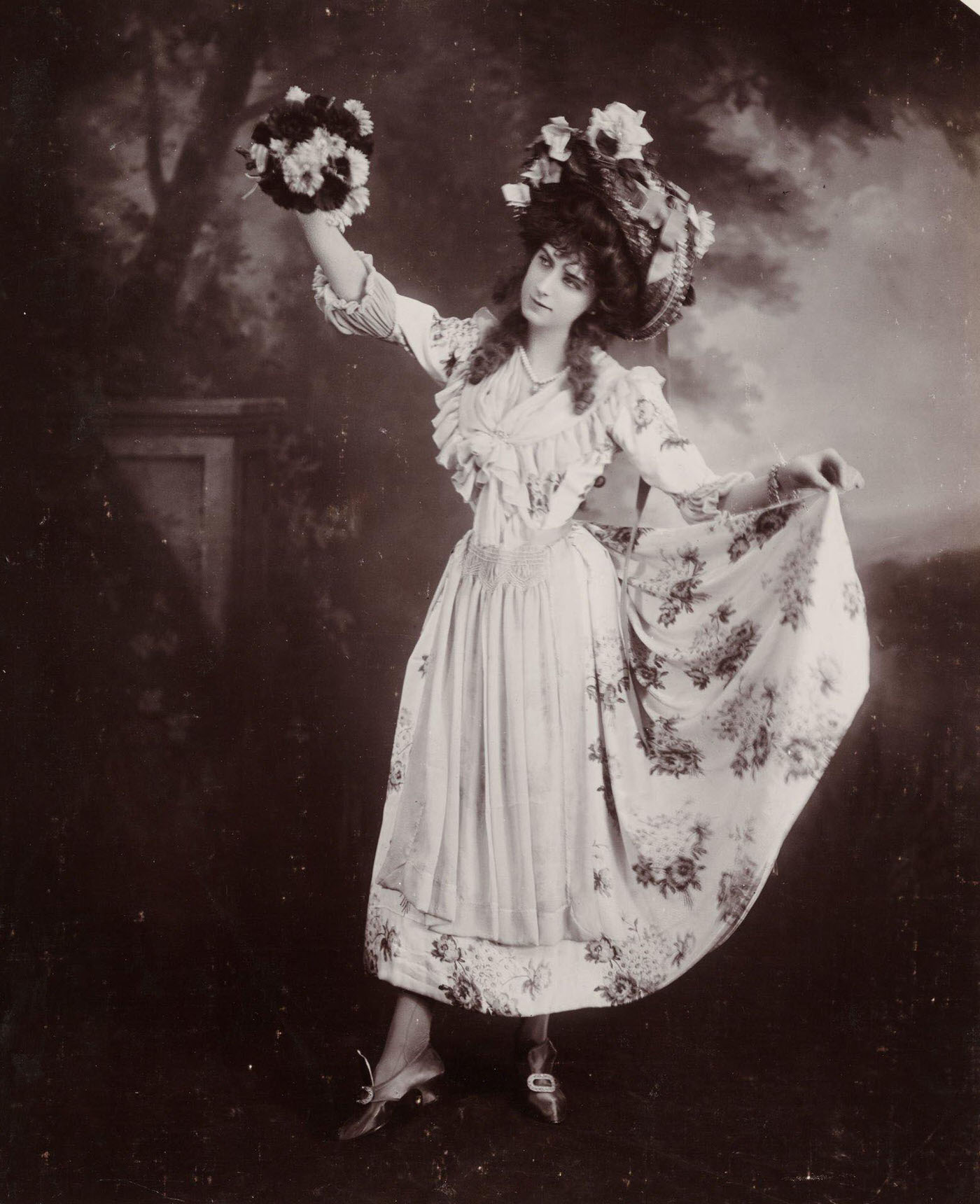 Edwardia Woman Holding Flowers, 1900