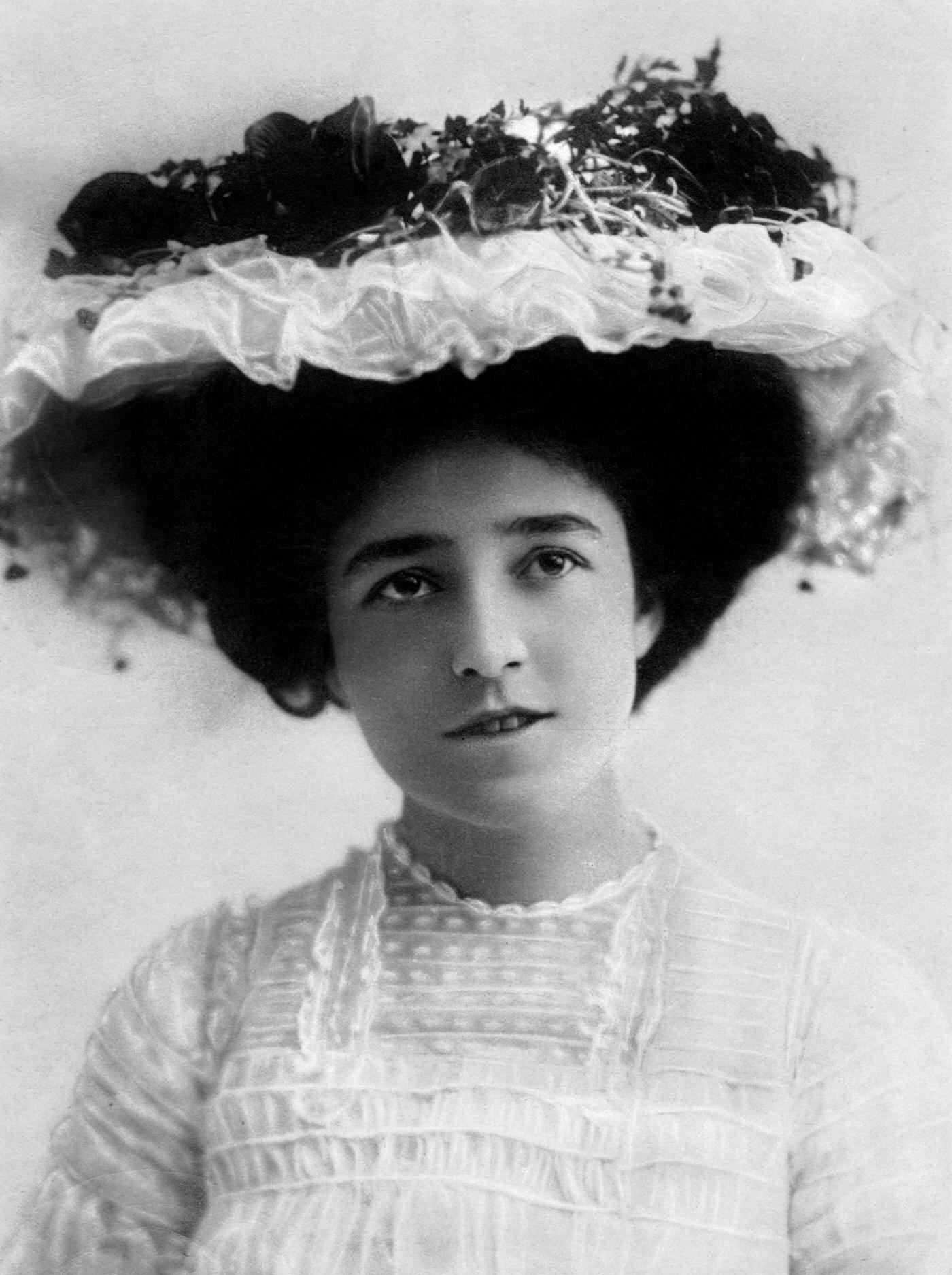 Madge Crichton, 1904