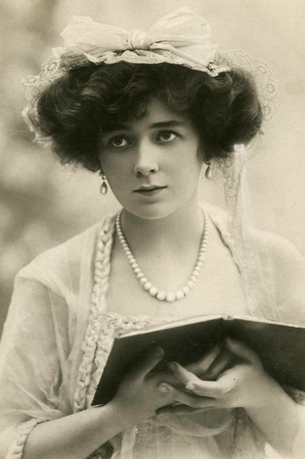 Hilda Coral, British Actress, 1900