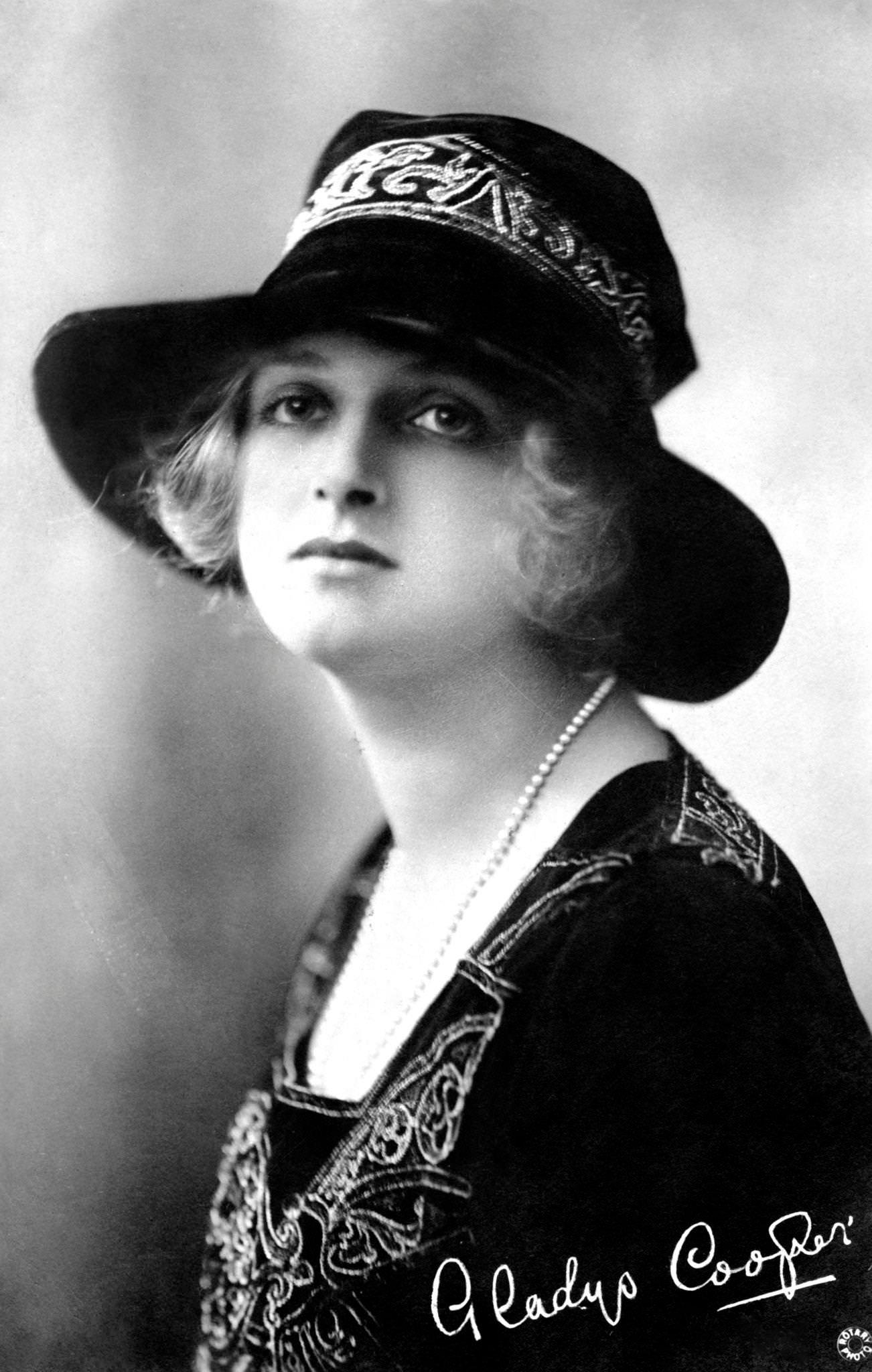 Gladys Cooper, 1900S