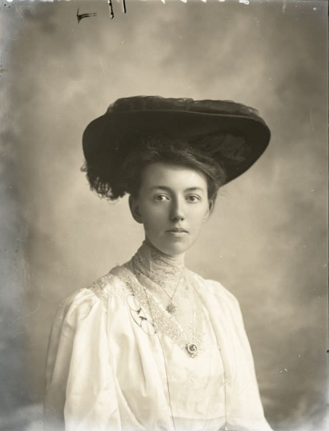 Mrs M Beaumont, October 26, 1906
