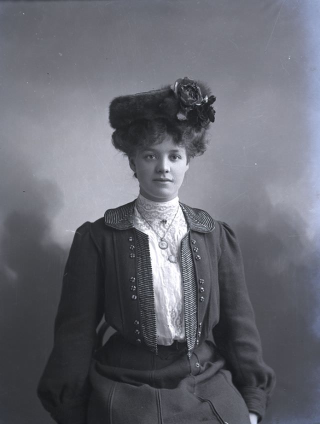 Mrs G C Hill, May 1907