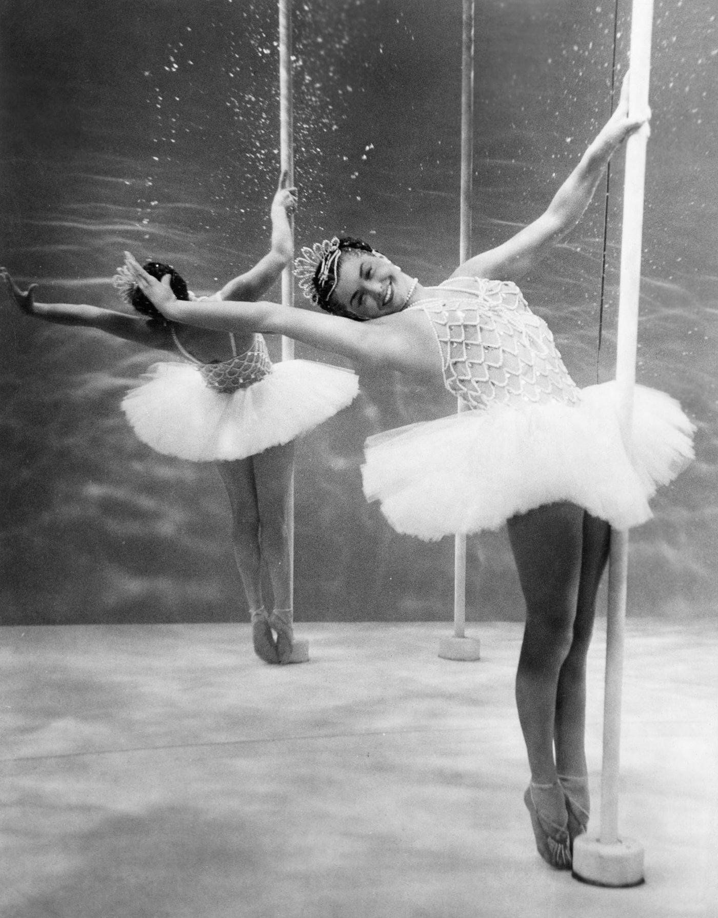 Esther Williams In The Underwater Ballet Scene From The Movie Based On Annette Kellerman'S Life.