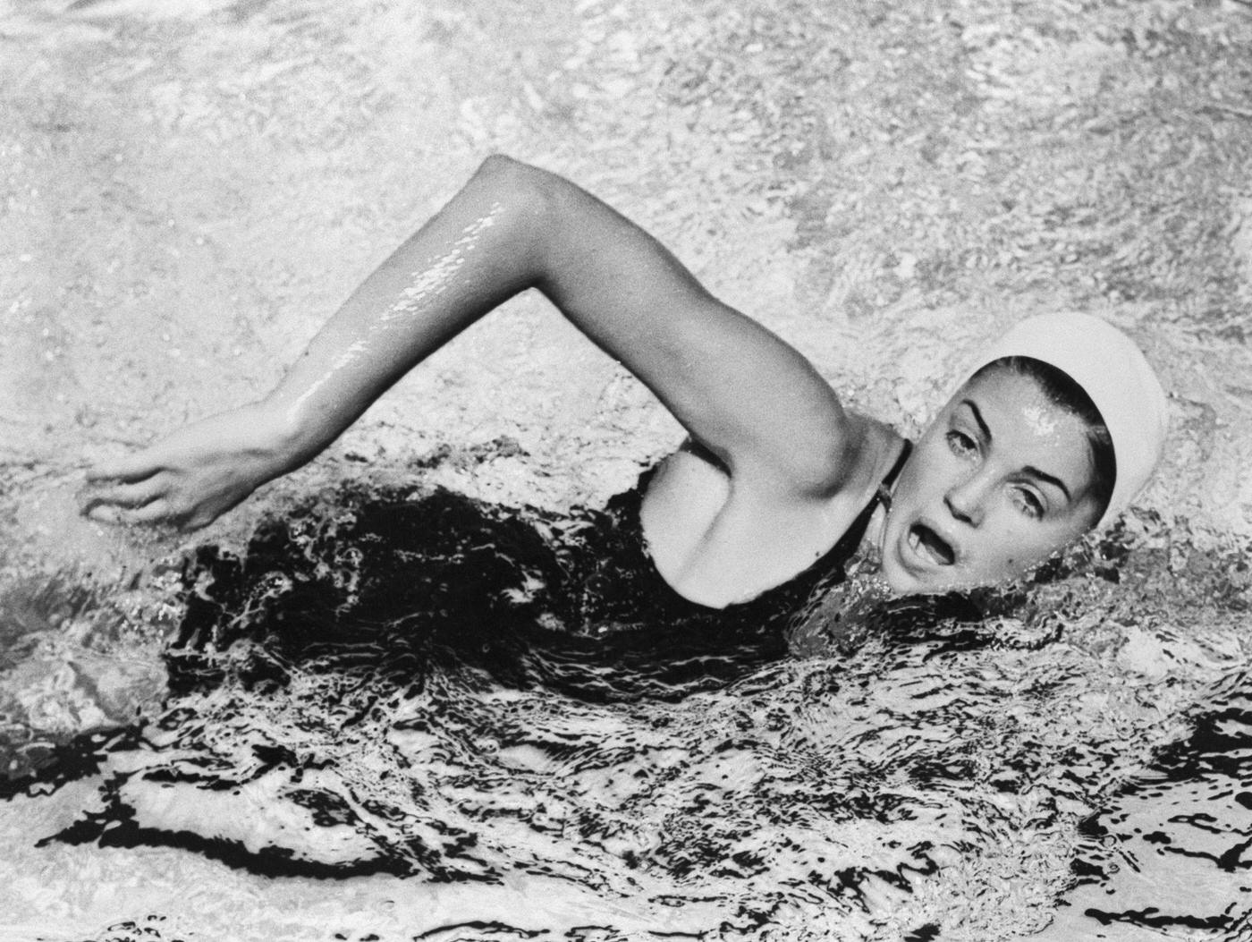 Esther Williams Swims The 100-Meter Freestyle At The Los Angeles Examiner'S Swimfest.