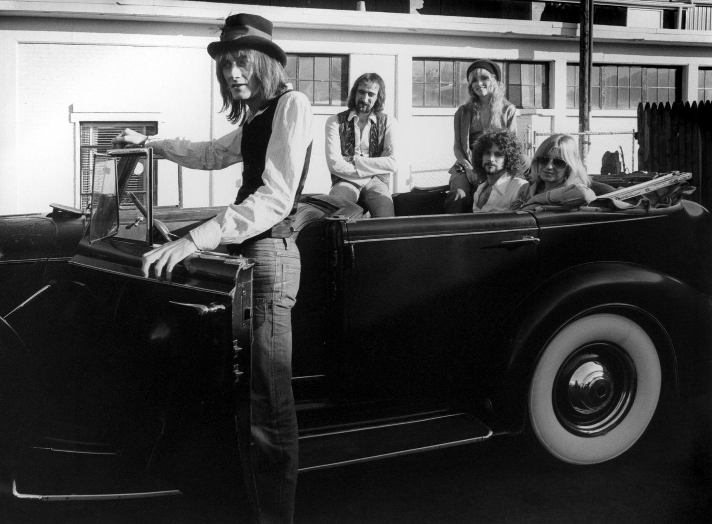 Mick Fleetwood, John Mcvie, Stevie Nicks (Back), Lindsey Buckingham, Chrsitine Mcvie