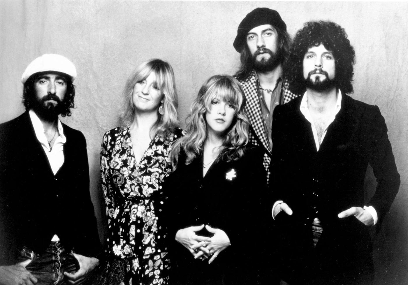 John Mcvie, Christine Mcvie, Stevie Nicks, Mick Fleetwood, And Lindsey Buckingham Of The Rock Group &Amp;Quot;Fleetwood Mac&Amp;Quot; Pose For A Portrait In 1975.