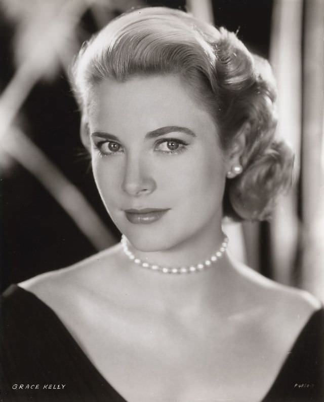 The Timeless Grace of Grace Kelly: Her Star-Making Performance in Rear ...