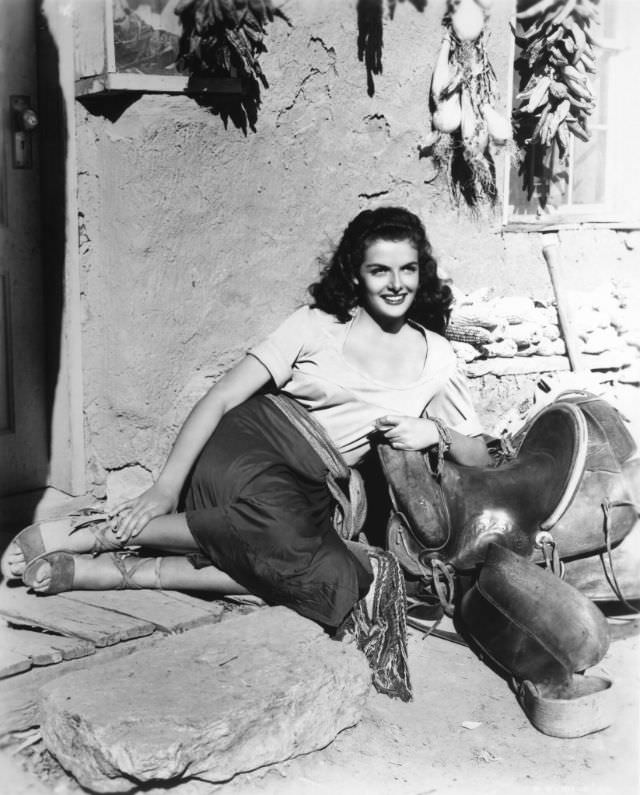Jane Russell'S Sizzling Performance In "The Outlaw" - A Look Back