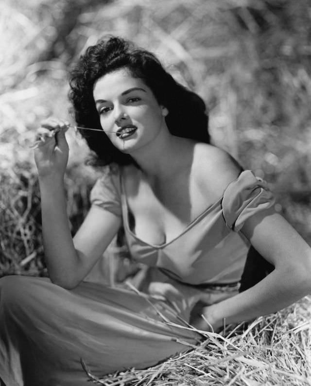 Jane Russell'S Sizzling Performance In "The Outlaw" - A Look Back