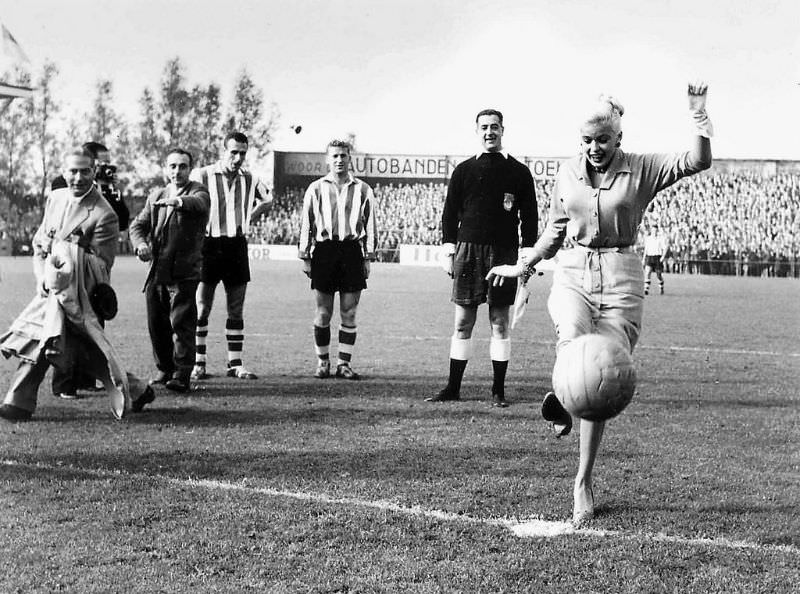 The Blonde Bombshell In The Lowlands: Jayne Mansfield'S Visit To The Netherlands In 1957