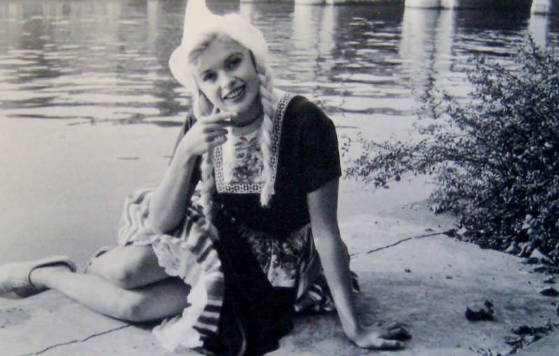 The Blonde Bombshell In The Lowlands: Jayne Mansfield'S Visit To The Netherlands In 1957
