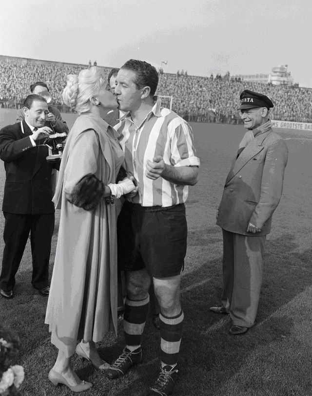 The Blonde Bombshell In The Lowlands: Jayne Mansfield'S Visit To The Netherlands In 1957