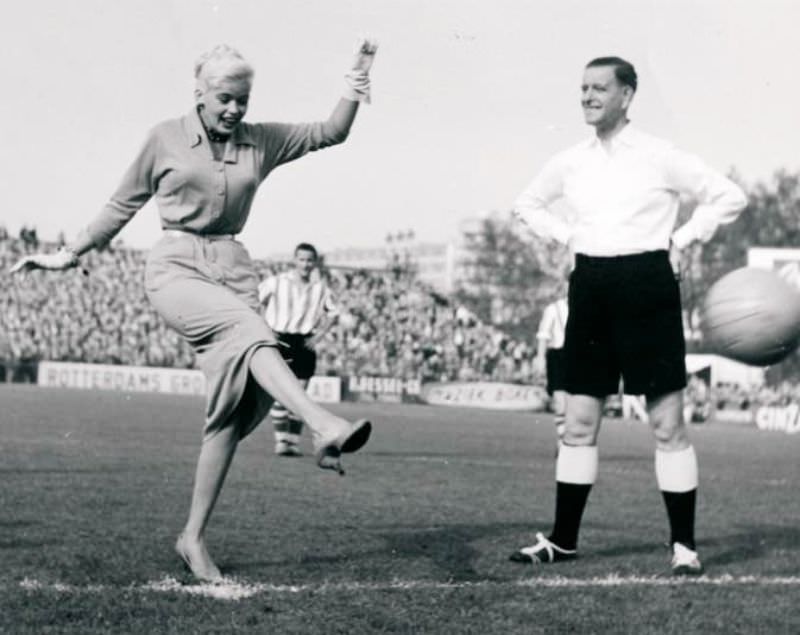 The Blonde Bombshell In The Lowlands: Jayne Mansfield'S Visit To The Netherlands In 1957