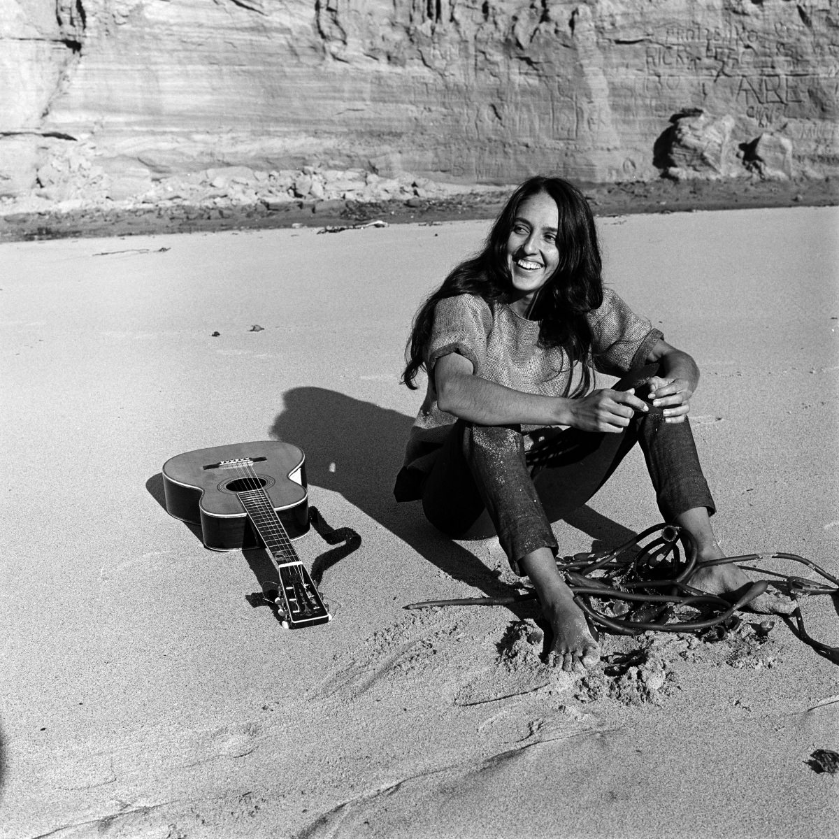 Joan Baez On The Beach A Rare Glimpse Of The Folk Icon