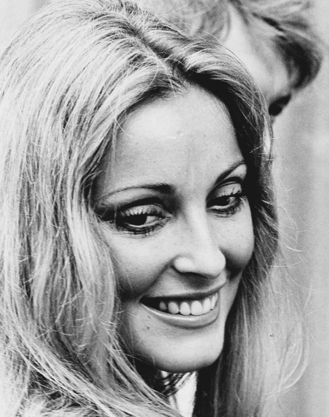 Lita Ford Brings The Holiday Cheer In This 1990S Christmas Shoot