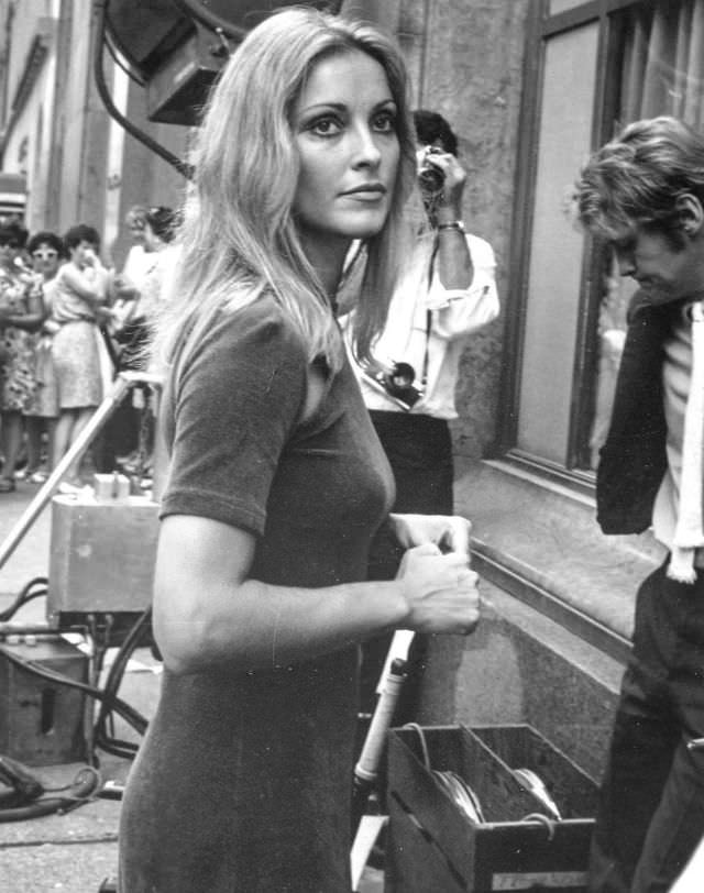 Lita Ford Brings The Holiday Cheer In This 1990S Christmas Shoot