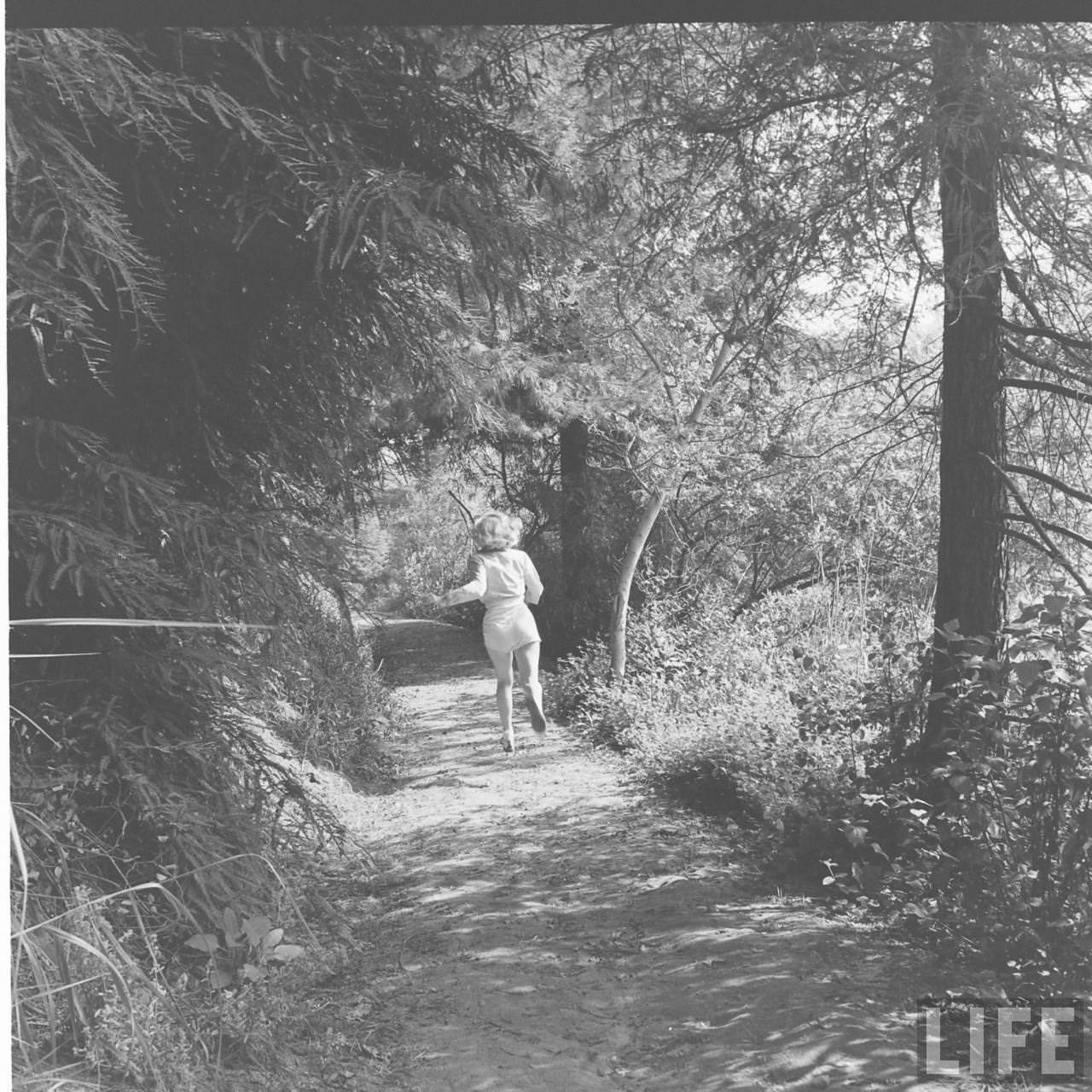 Marilyn Monroe'S Hike In The Woods In 1950: A Photographic Journey You Don'T Want To Miss