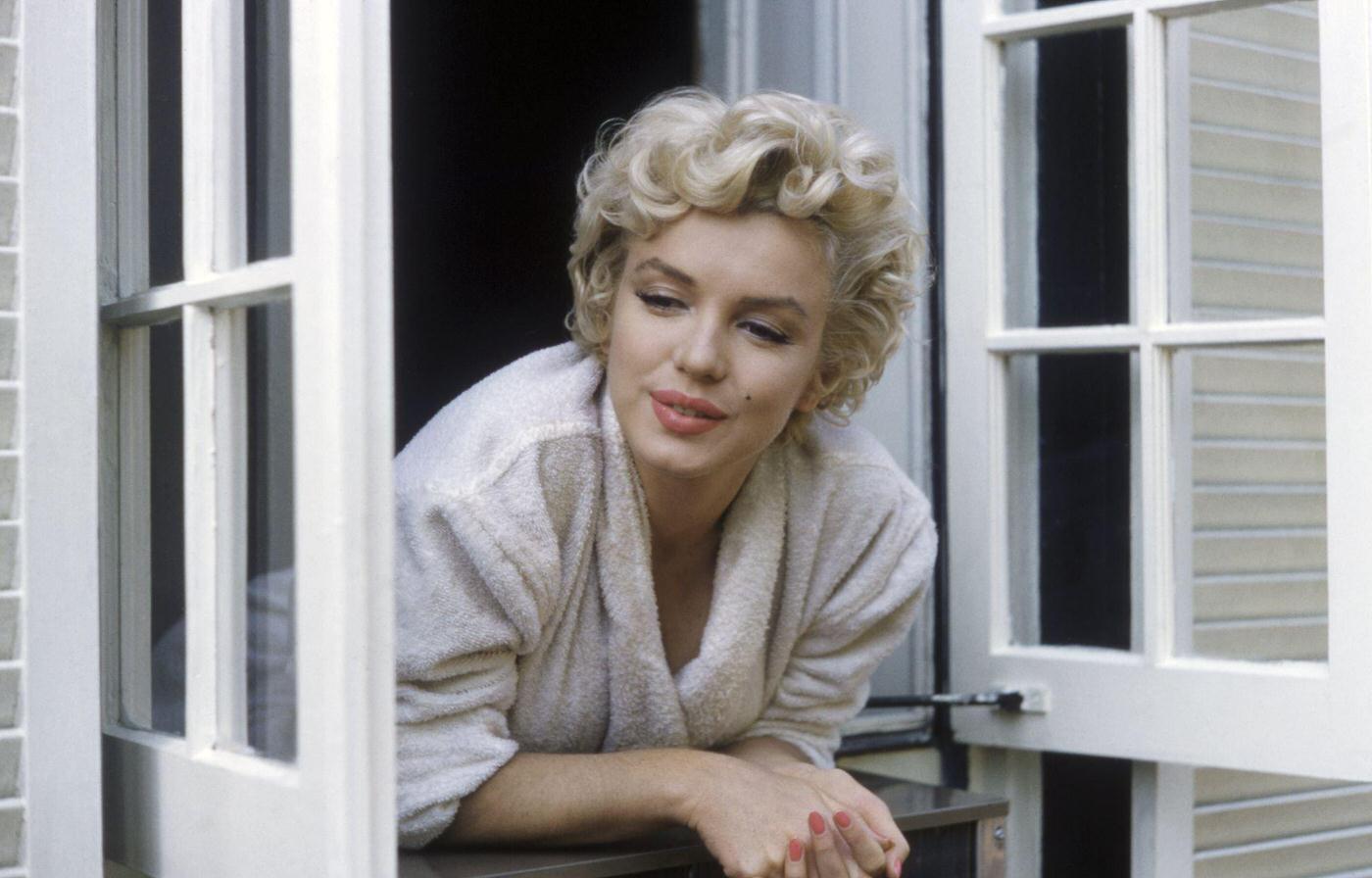 Marilyn Monroe Leaning Out Of A Window In Her Bathrobe In 1954 During The Filming Of &Amp;Quot;The Seven Year Itch&Amp;Quot; In New York