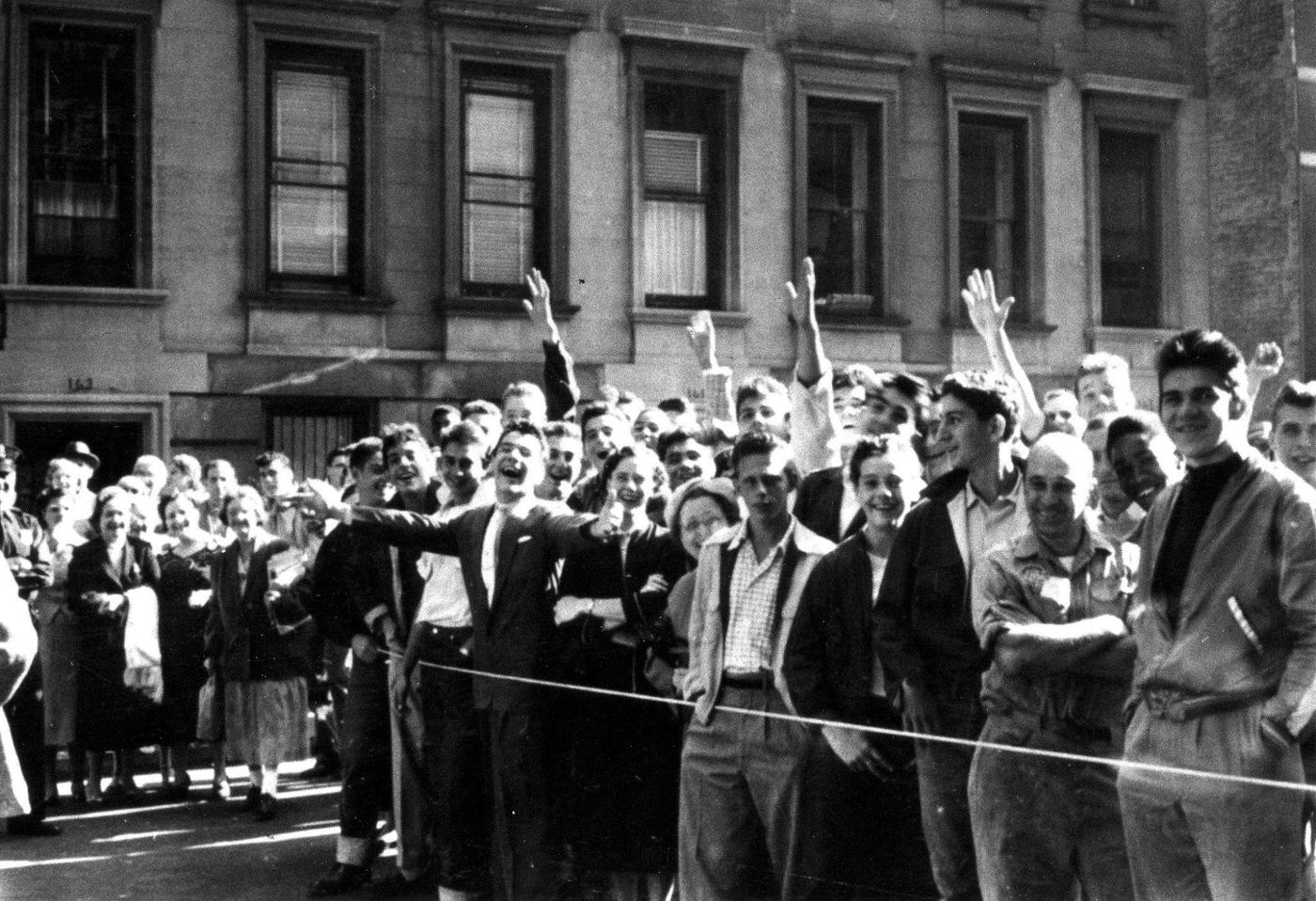A Crowd Of Fans Waves To Marilyn Monroe In 1954 During The Filming Of &Amp;Quot;The Seven Year Itch&Amp;Quot; In New York