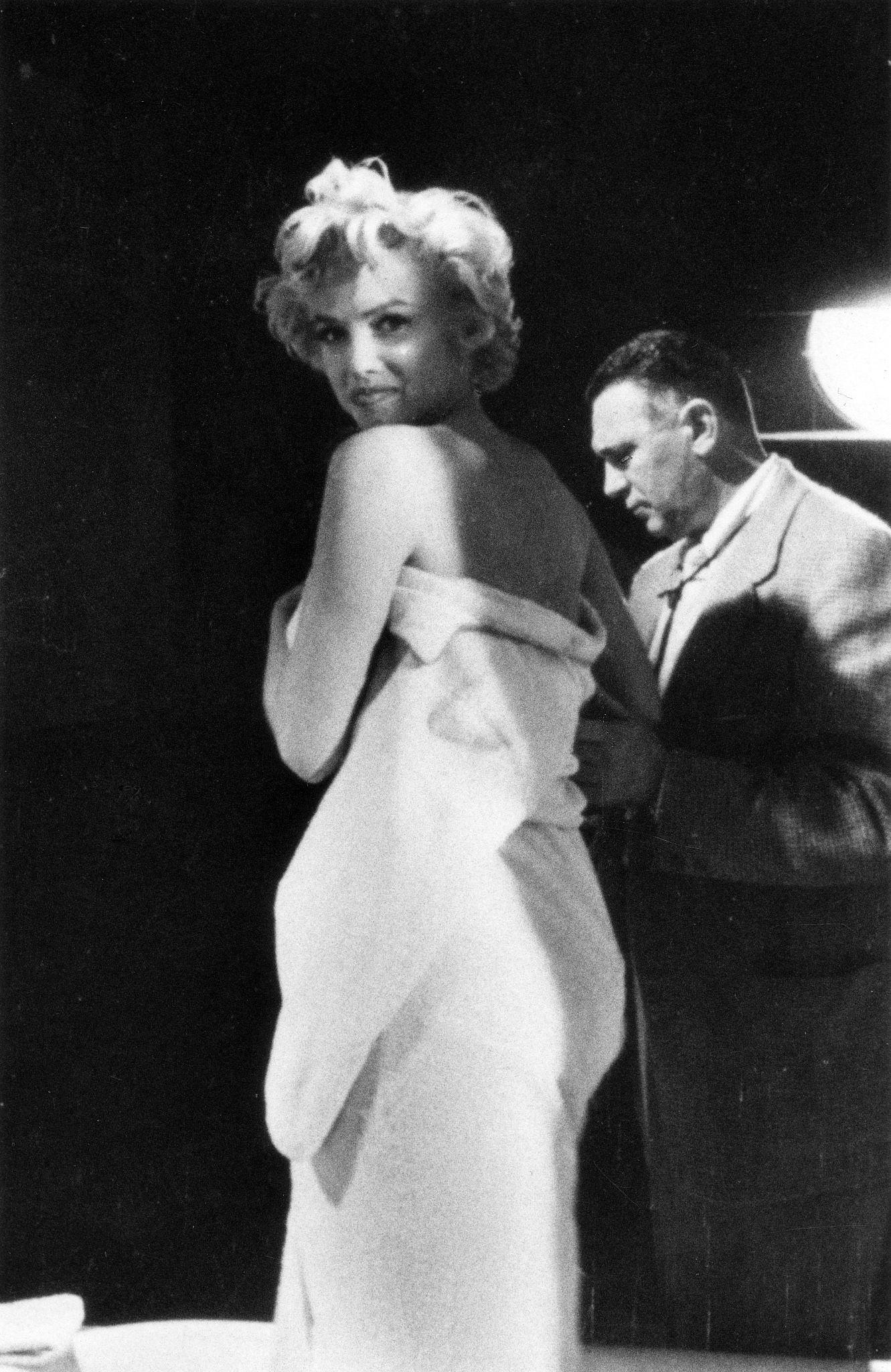Marilyn Monroe Prepares For A Bathtub Scene In 1954 On Set With Cinematographer Milton Krasner During The Filming Of &Amp;Quot;The Seven Year Itch&Amp;Quot; In Los Angeles