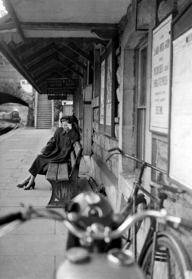 Wenda Parkinson In A Coat By Aquascutum, Vogue, November 1947