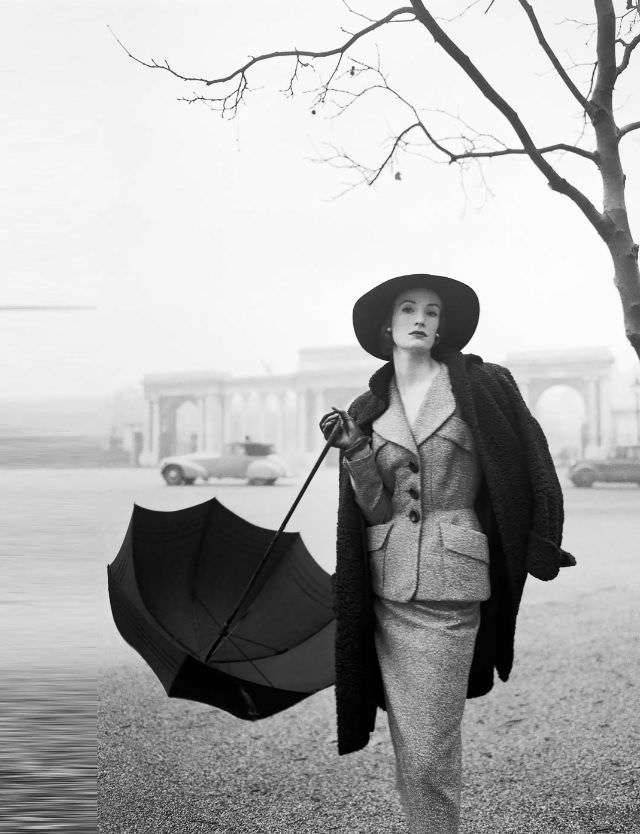 Wenda Parkinson In A Tweed Suit By Hardy Amies, Hyde Park Corner, London, 1951