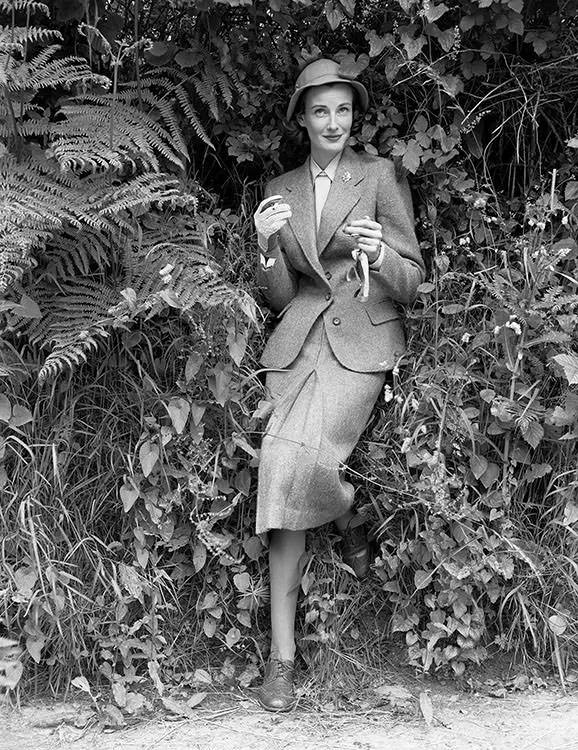 Wenda Parkinson Photographed For British Vogue, 1951