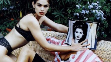 Cindy_Crawford_And_Helena_Christensen_1991_